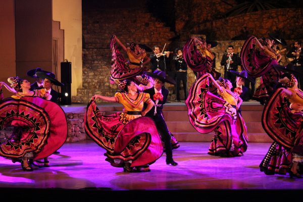 Mexican folkloric dancers