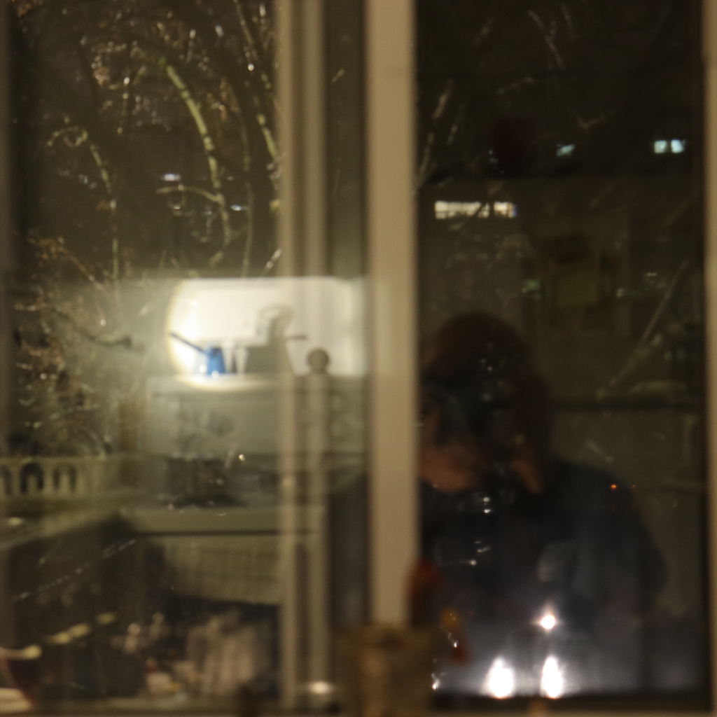 Effect of reflected light on glass surface