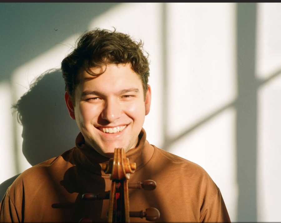 Photo of cellist Gabriel Cabezas
