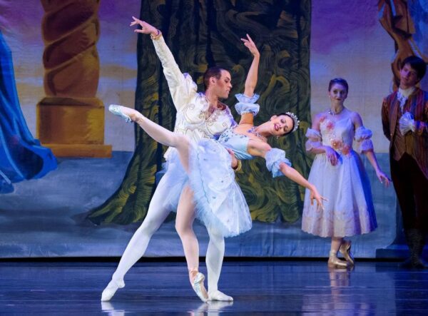 Two ballet dancers in pas de deux