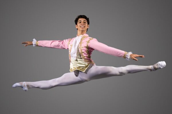 A dancer does split in air
