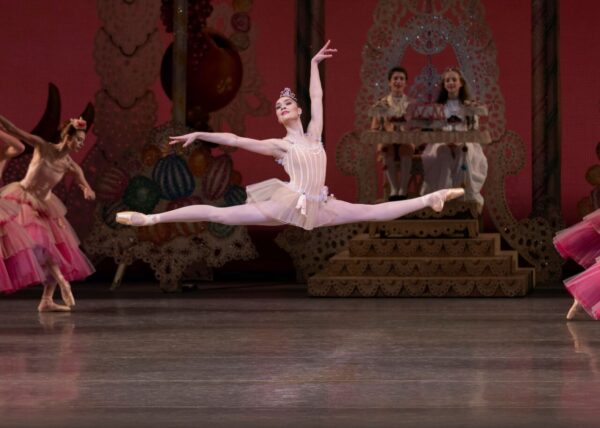 Dancer in splits