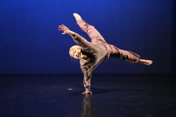 Dancer in beige on one hand