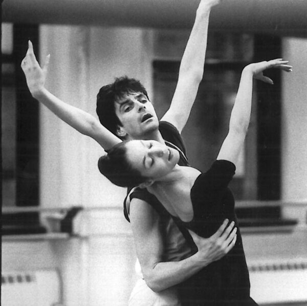 Two dancers pose in Giselle