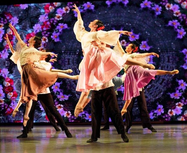 Male dancers lift female dancers